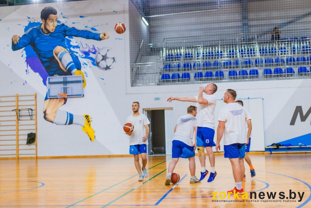 бросание мяча в кольцо