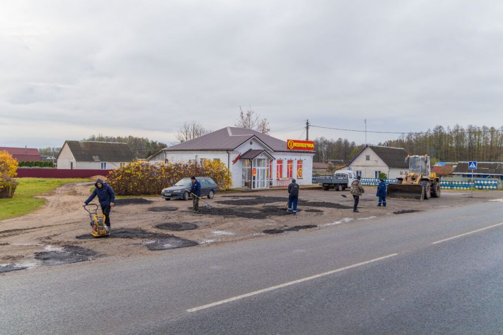 Сказано-сделано. Стоянка перед магазином «Копеечка» в Узде отремонтирована