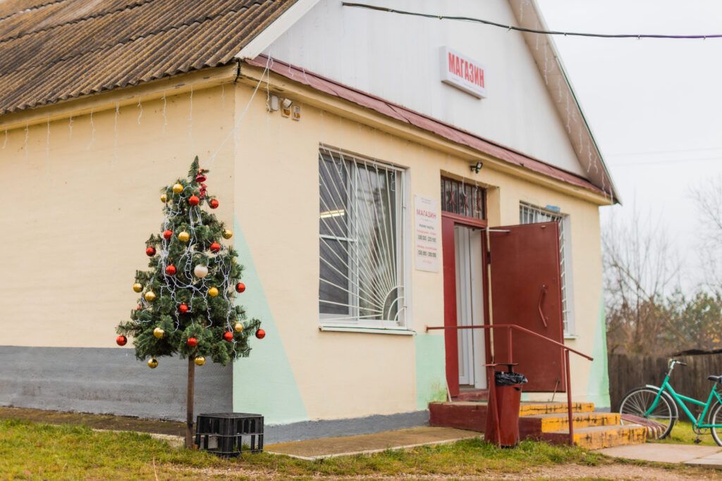 Кто торопиться создать новогоднюю атмосферу в Озере