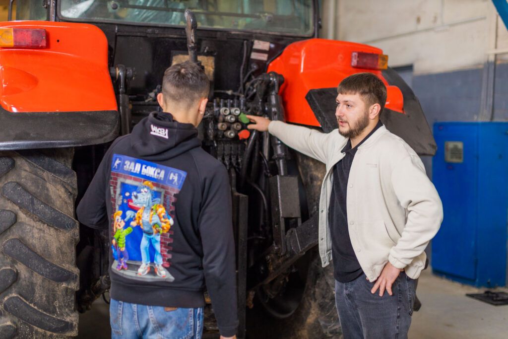 Узденский колледж получил 2 новых трактора «Беларус»