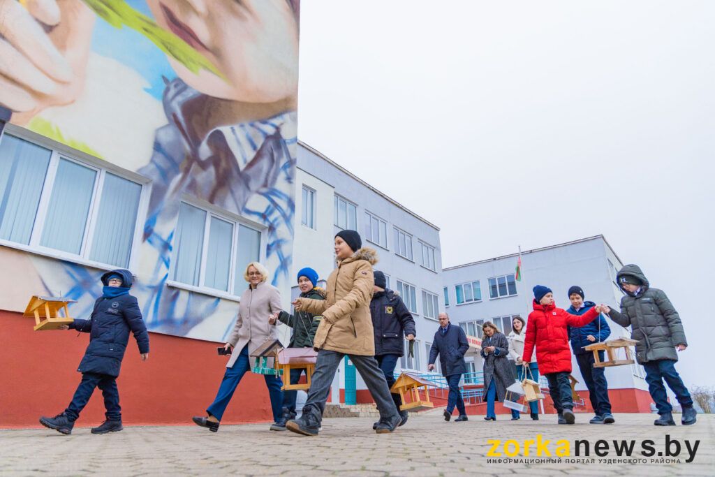 школьники идут с кормушками