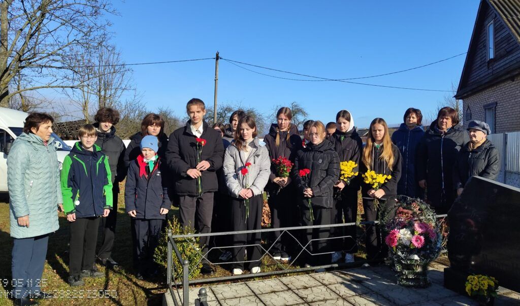 Возложение цветов и минута молчания: школьники почтили память героя-разведчика Марата Казея