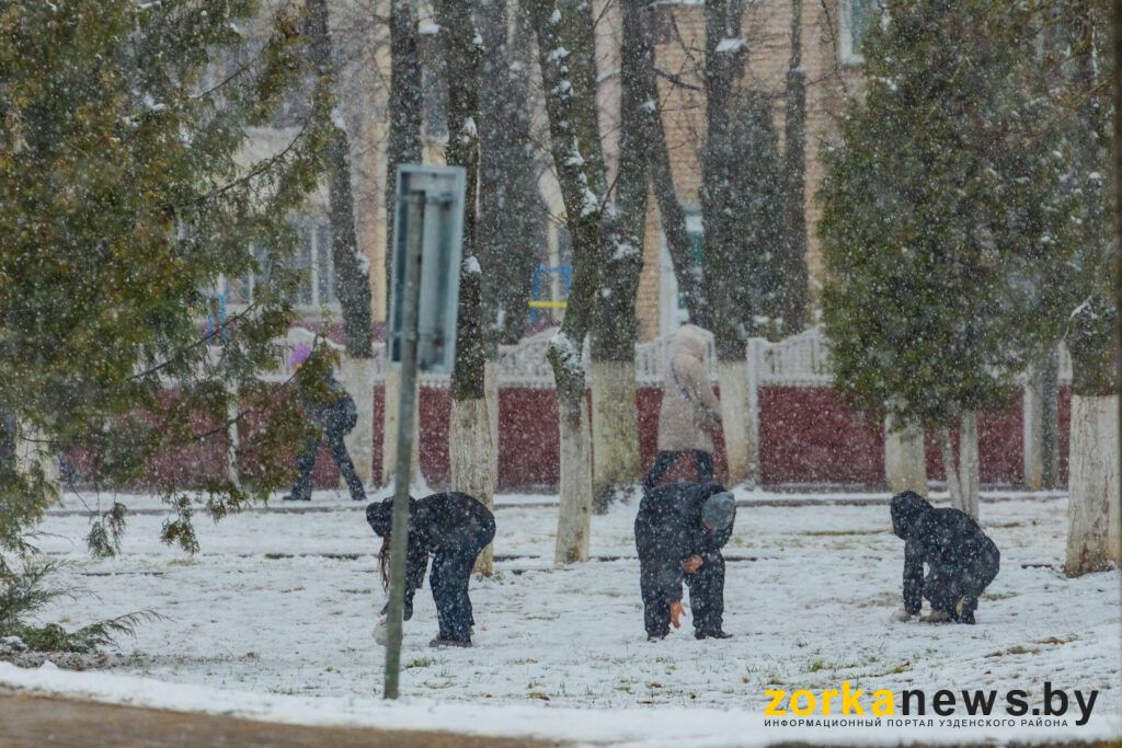 школьники играют в снежки