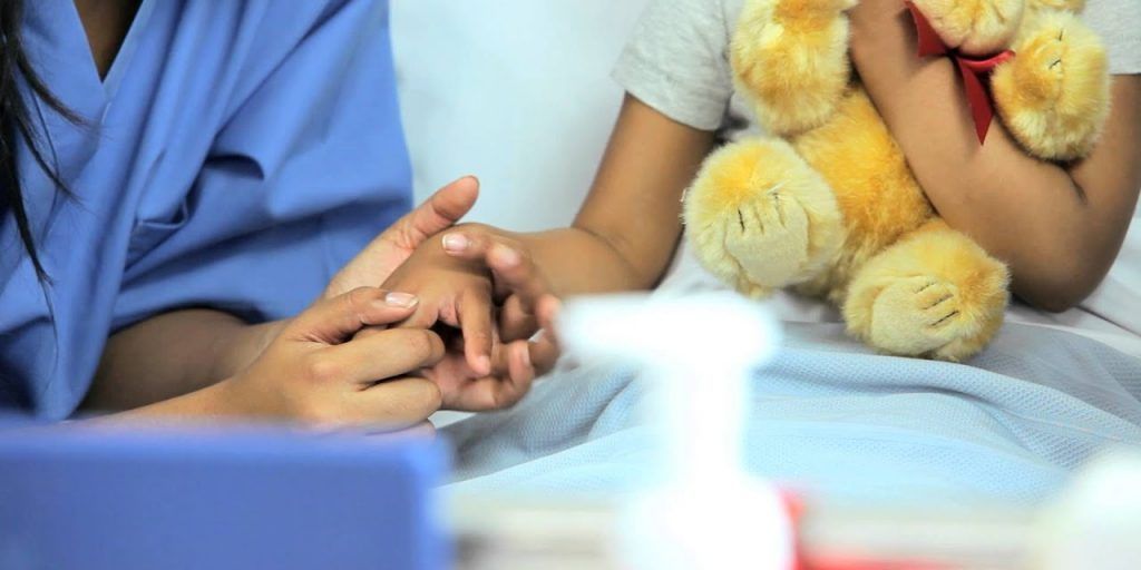 врач с ребенком