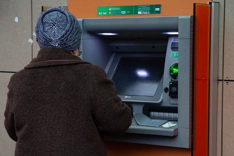 Пенсии и пособия на карточки получателям Узды поступят 6 ноября