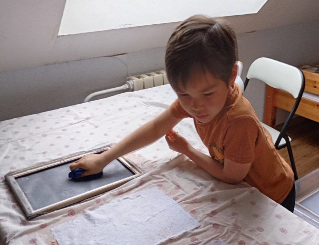 мальчик делает бумагу