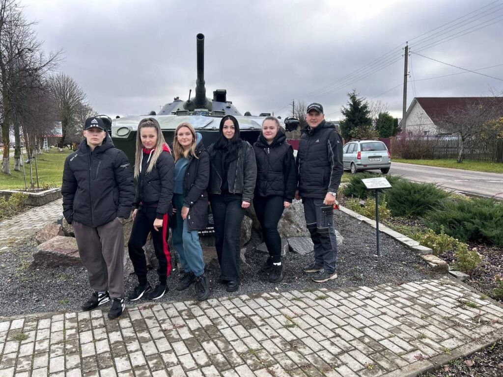 Молодежный парламент Узды вышел на уборку памятного места в городе