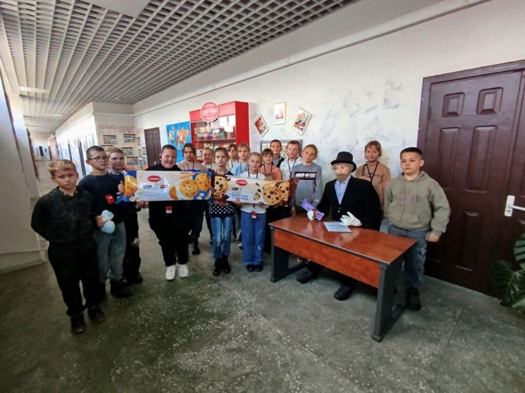 дети с печеньем