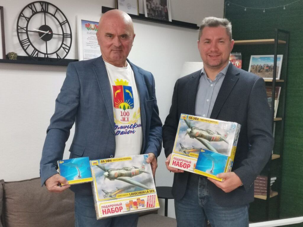 Посылка от узденцев прилетела в Юрлу. Узнали, где экспонируется модель самолета Ла-5 в память об Иване Козиче