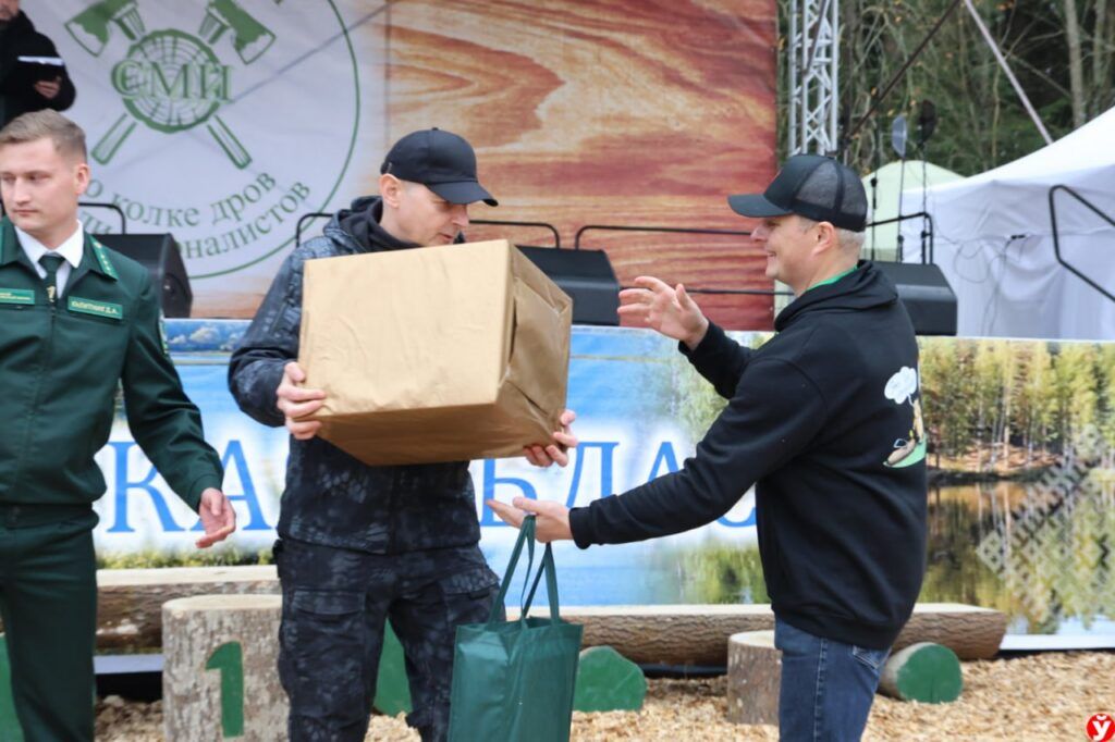 вручение подарка от Кушнаренко