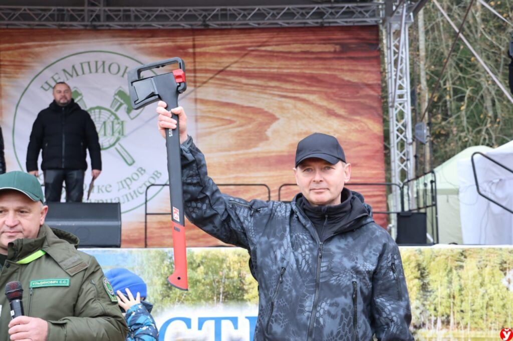 подарок- топор