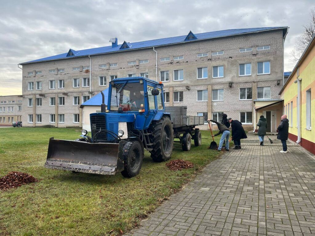 Общественные работы. Кто навел порядок на территории больницы в Узде