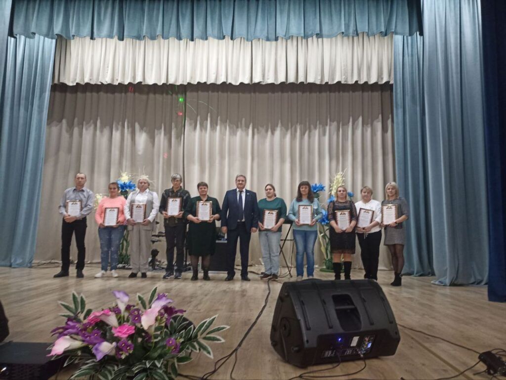 Более 30 грамот и продуктовые наборы для всех. В базе имени Котовского поздравили тружеников села