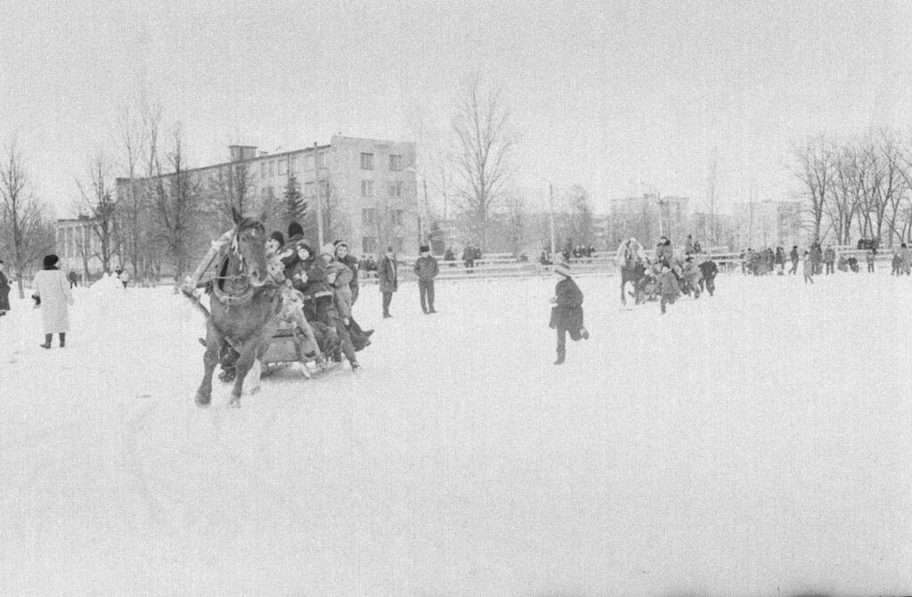 Ретрофото. Сани мчаться, смех звенит!