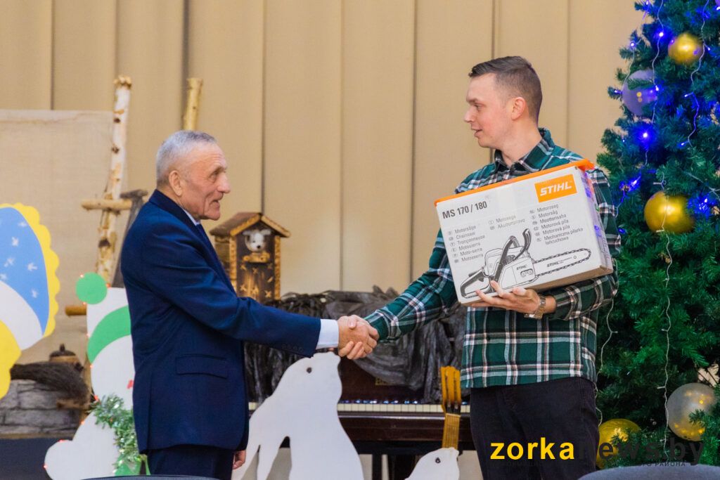 Активист из Дещенки получил в подарок бензопилу