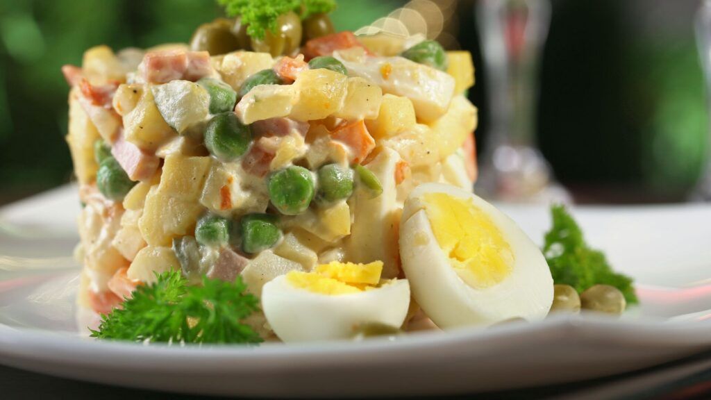 Салат «Оливье»: готовить или купить? Считаем выгоду для кошелька