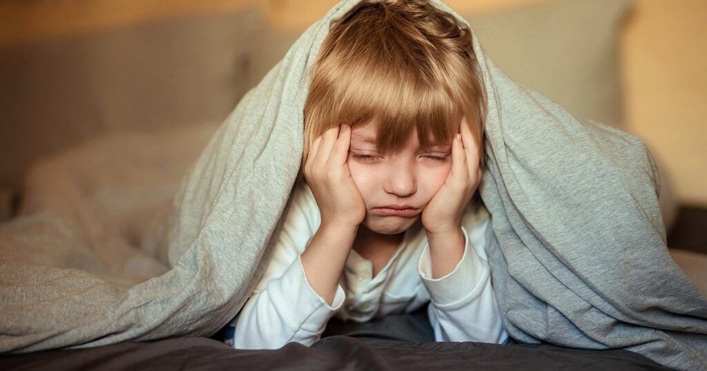 ребенок под одеялом