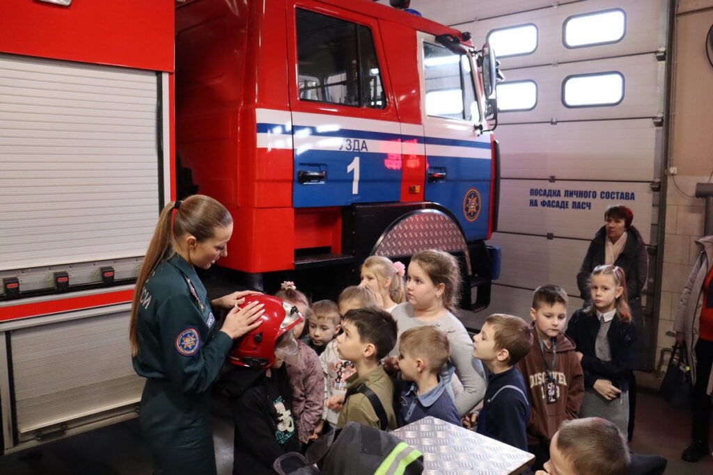 Каникулы с пользой. Школьники побывали в гостях у узденских спасателей