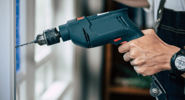 Скандал из-за ремонта в Узде. Пьяный хозяин набросился на рабочих и попал под статью