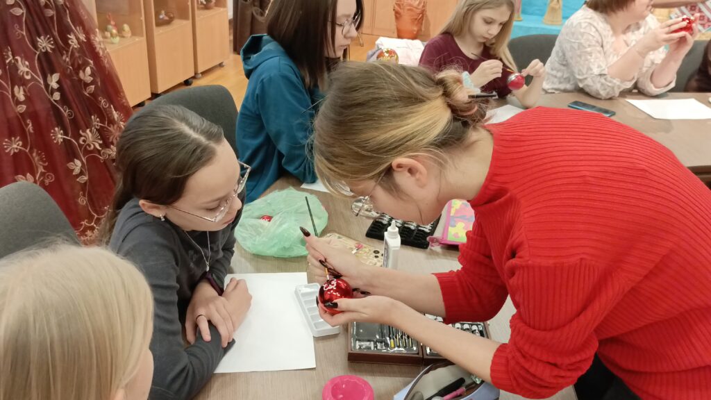 Как создать уникальный новогодний декор, знают в Узденском доме культуры