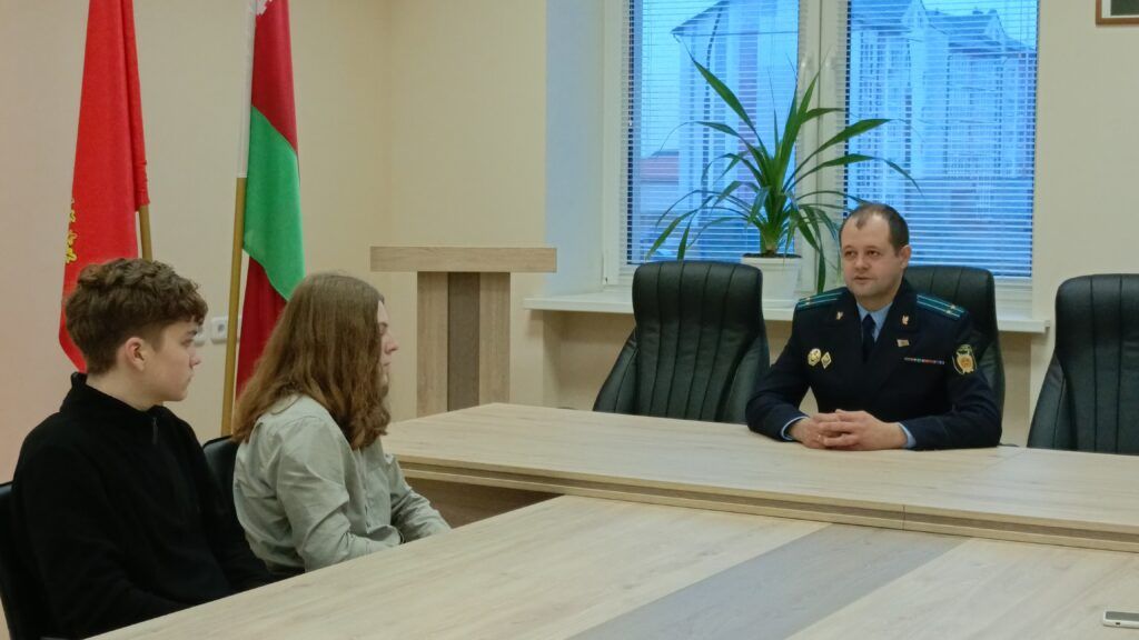 На какие вопросы гимназистов ответил прокурор Узденского района