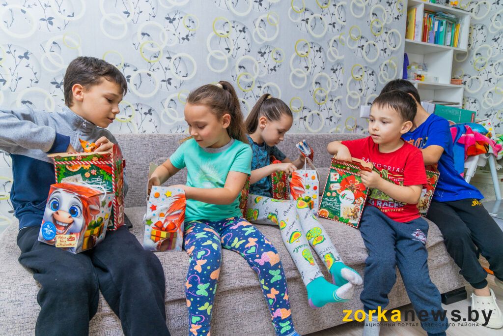 Микроволновка и сертификаты. Глава района поздравил многодетную семью из Узды