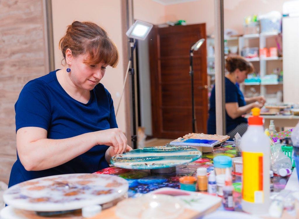 Телевизор, который не надо включать. Необычные свечи делает жительница Хотлян