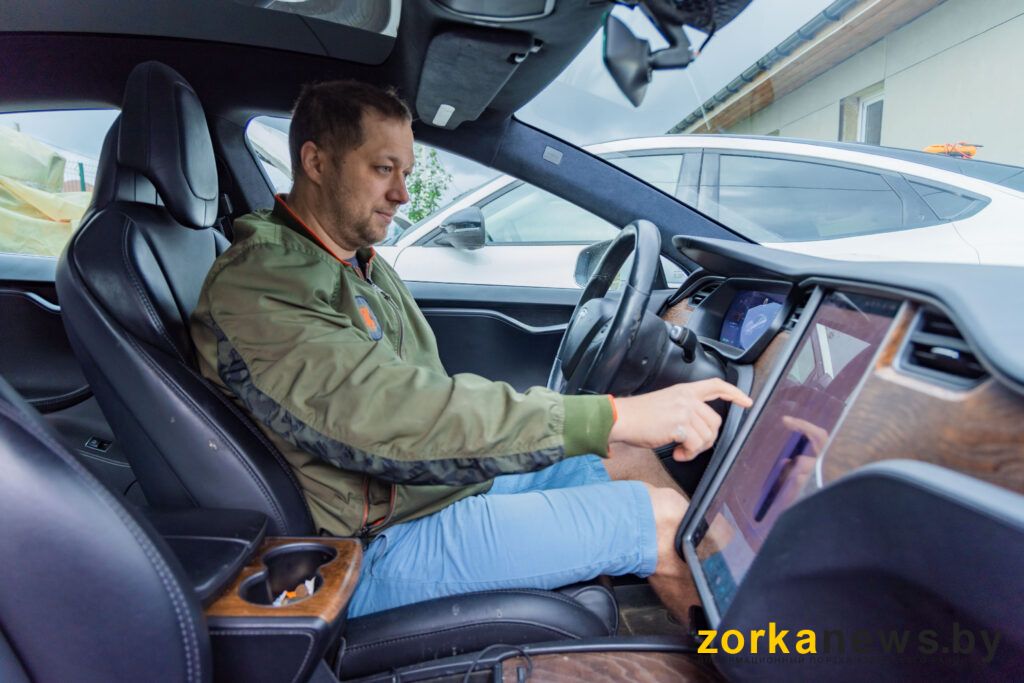 водитель электромобиля