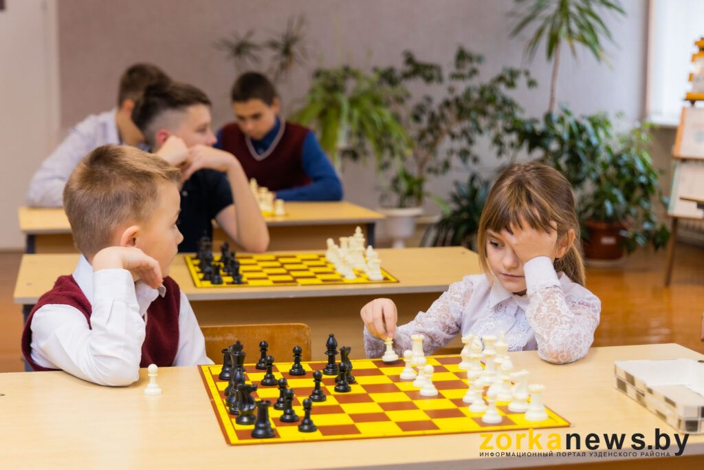второшклашки играют в шахматы