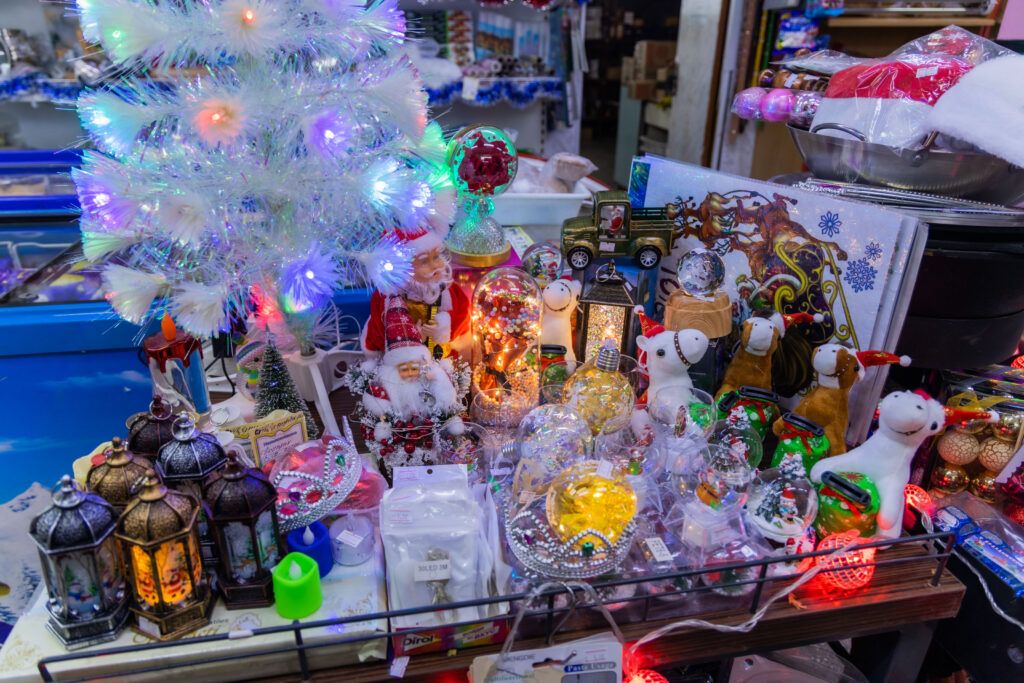 От мишуры до звездного неба. Что предлагает новогодний шопинг в Зеньковичах