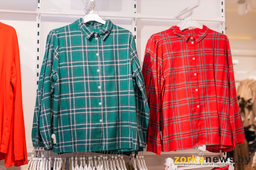 пижамы на вешалке