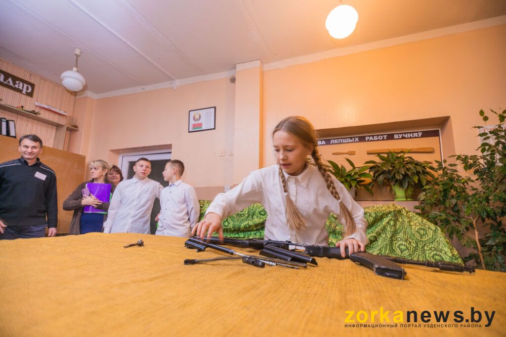 Семиклассница из Хотлян бьет рекорды по сборке автомата Калашникова