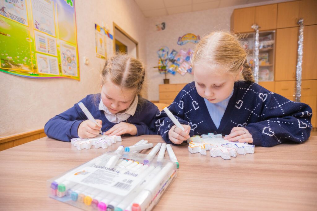 девочки мастерят новогодние игрушки