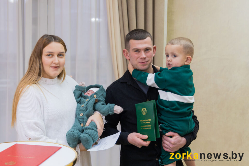 Поздравления с рождением дочери принимала семья из Узды