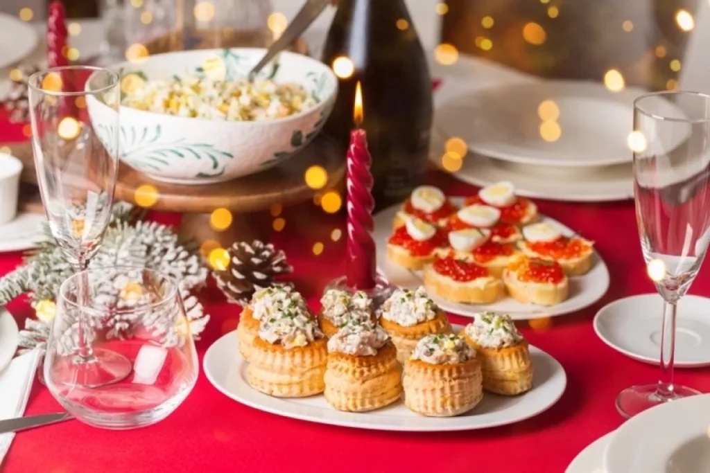 3 новогодние закуски: свекольный рулет, курица в беконе и бутерброды с киви