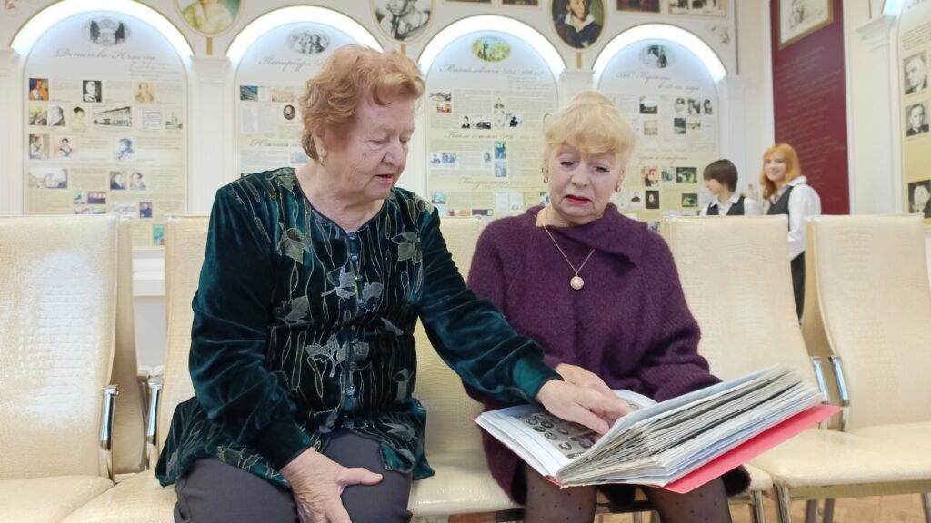 женщины рассматривают фотоальбом