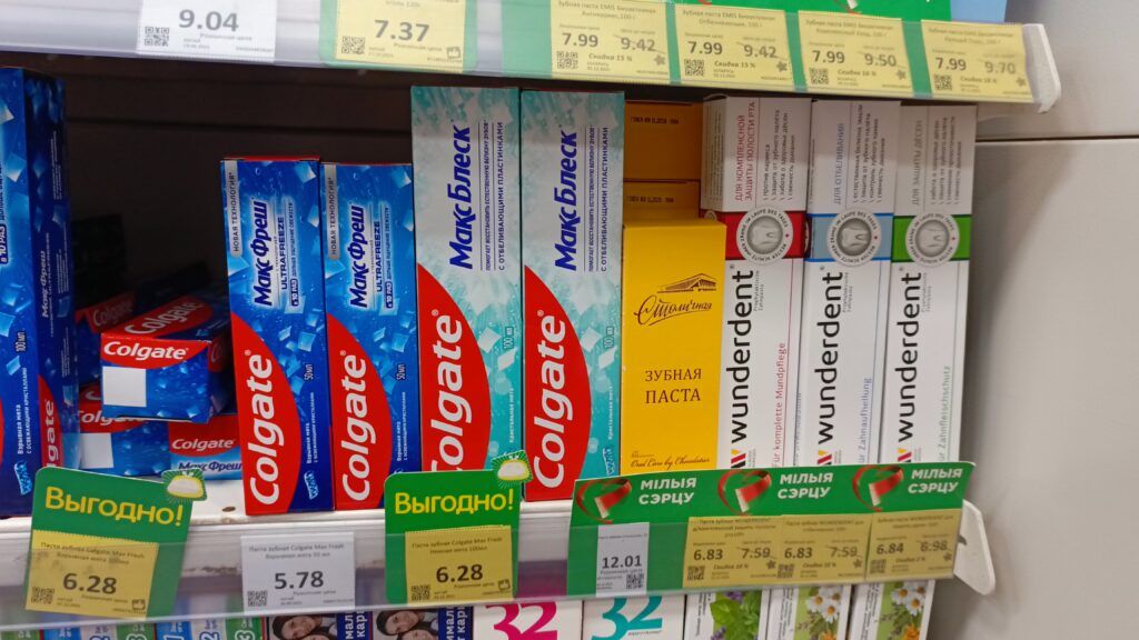 витрина с зубными пастами