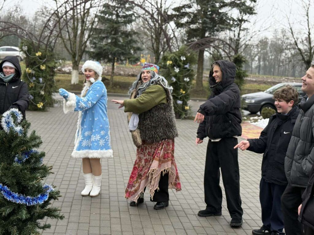 танец возле елки