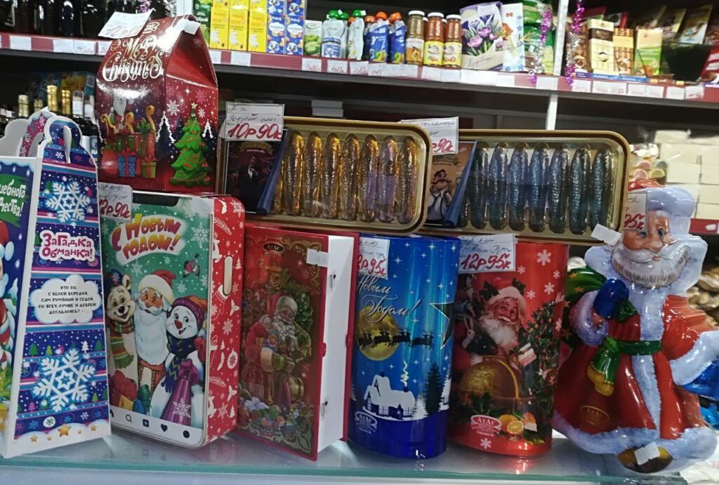 Презенты в форме книги и конфеты в виде шпрот. В Узде появились оригинальные новогодние подарки