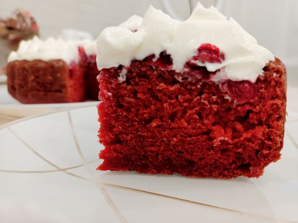 Рецепт новогоднего десерта: тарт Красный бархат с вишней и творожным кремом