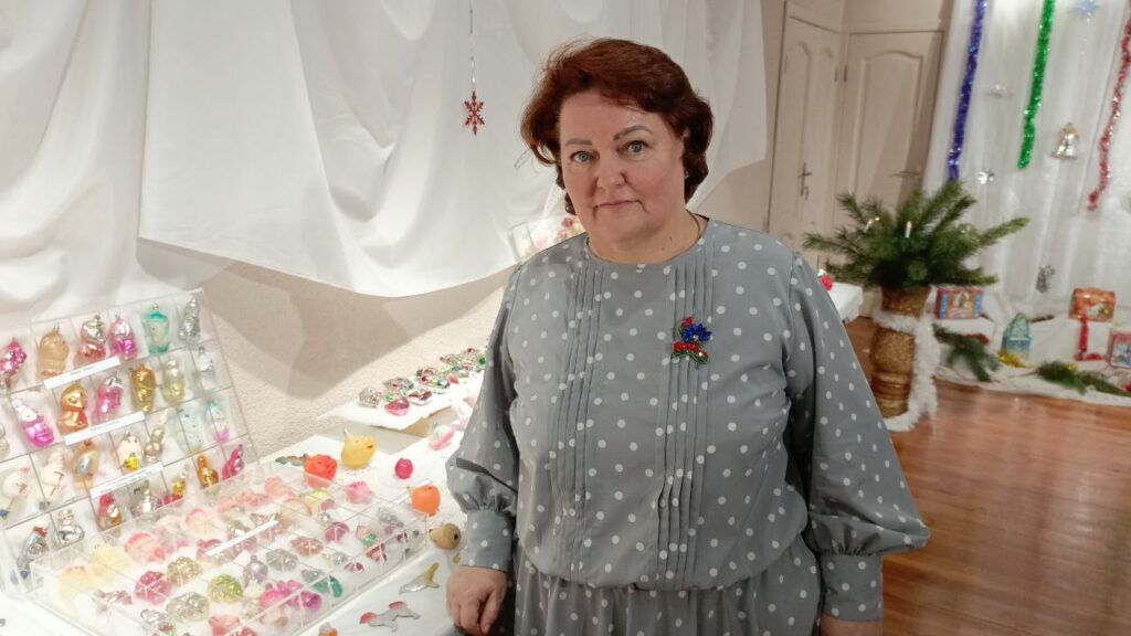 Более 1000 новогодних игрушек представлено на выставке в музее Узды