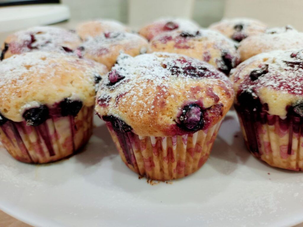 Нежные кексы с ягодами: классический рецепт на сметане