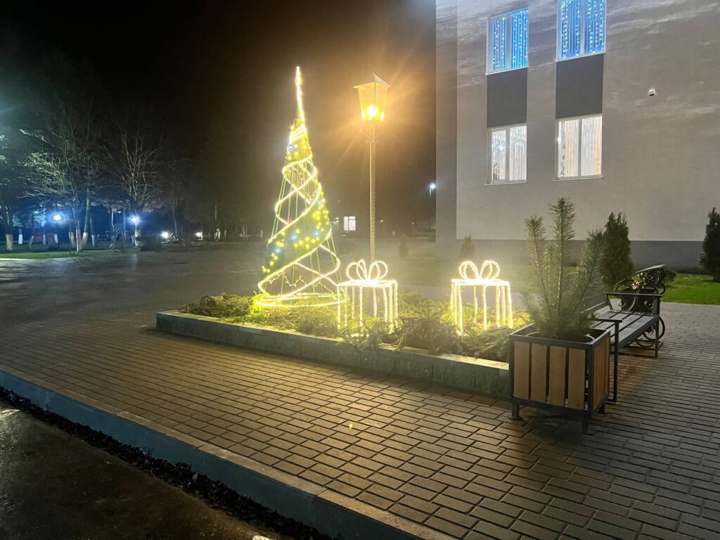 Новогодние инсталяции из металла появились в Дещенке