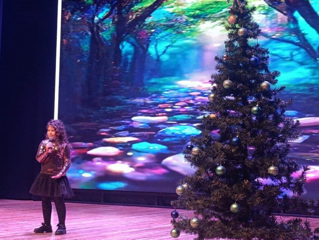 юная певица