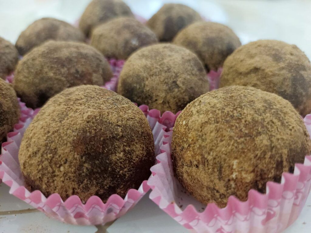 Конфеты из сухого молока и какао: готовим без плиты и варки