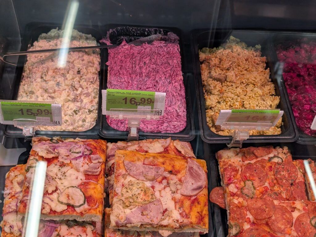 салат в отделе кулинарии