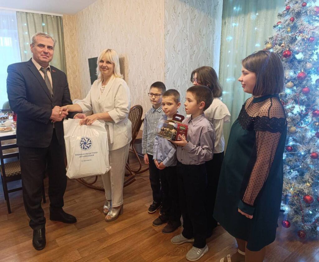 Узнали, кто с подарками посетил дом семейного типа в Узде