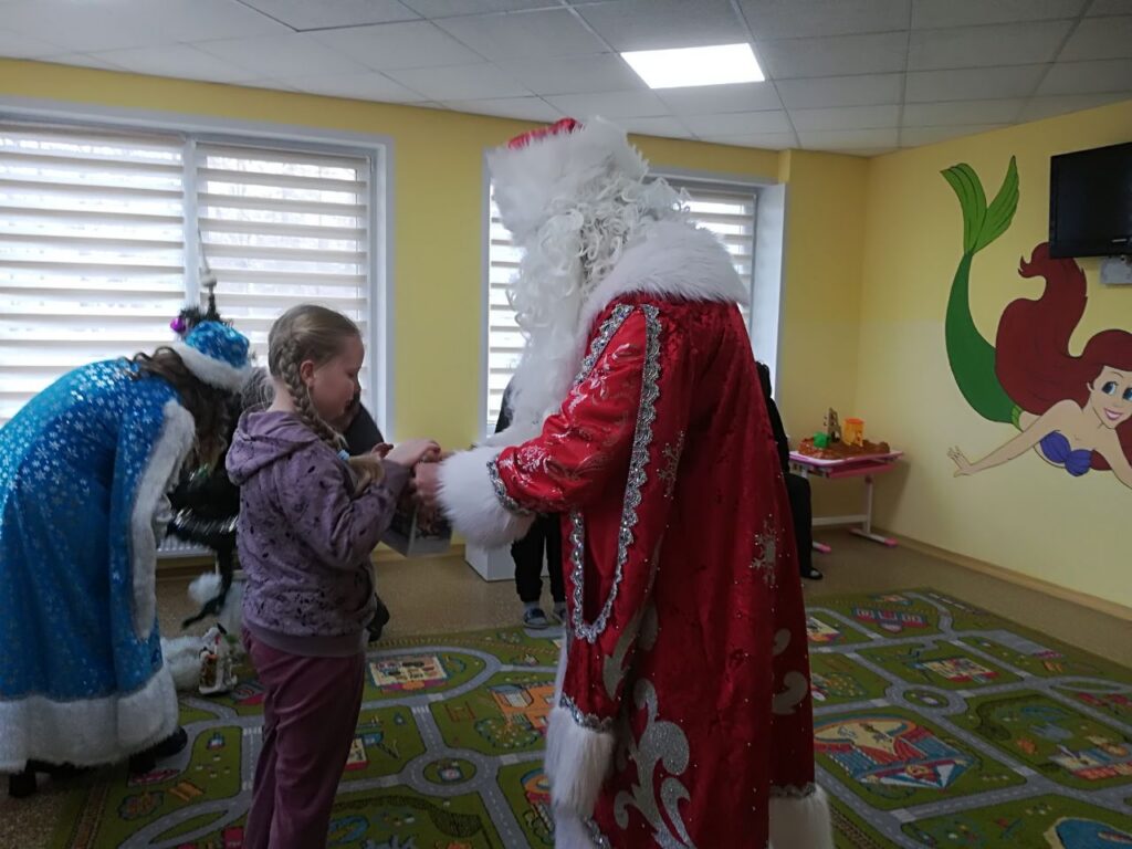 Молодежные парламентарии Узденщины поздравили юных пациентов ЦРБ