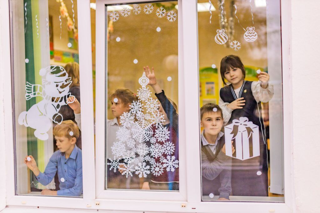 Как преобразилась Неманская школа к новогодним праздникам и какой готовят интерактив