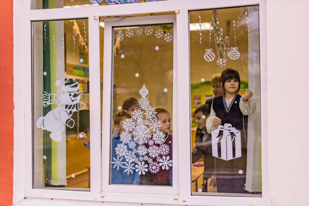 снежинки на окне